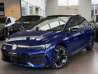 Hoofdafbeelding Volkswagen Golf Volkswagen Golf 1.5 eTSI R-Line Pano / 360 / H&K / Trekhaak