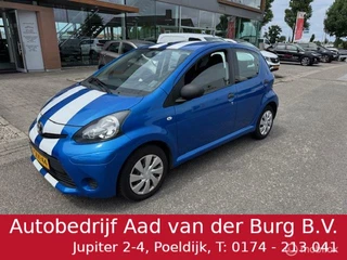 Toyota Aygo 1.0 5 deurs , Airco , Electrische ramen , Blauw metaallak & witte sportive stripping  Deurvergrendeling met afstandbediening , Auto is nettjes