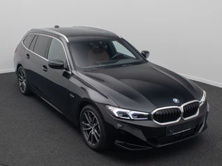 BMW 3 Serie Touring 330e (215kW / 292pk) ** ADAPT. LED, BRUIN IND. LEDER, PANO, WIDESCR, MEMORY, TREKH, H&K ** 1e EIG - VOL. BMW ONDERH ** ** INFORMEER OOK NAAR ONZE AANTREKKELIJKE FINANCIAL-LEASE TARIEVEN **