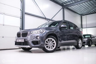 BMW X1 sDrive18i High Executive | 1e eigenaar | Dealer OH | Trekhaak | Leder | Sportstoelen | HUD | Stoelverwarming | Clima | LED |