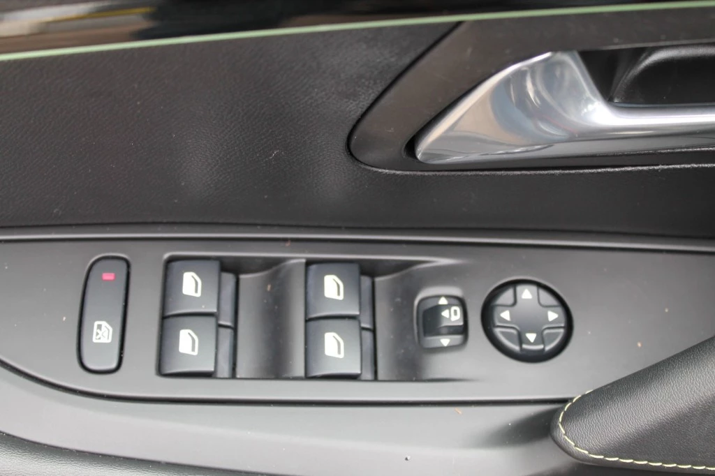 Hoofdafbeelding Peugeot e-208
