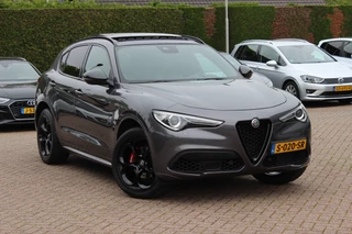 Alfa Romeo Stelvio 2.0 T AWD Super / Panoramadak / Camera / Leder / 19'' / CarPlay / Navigatie / Stoel+Stuurverwarming / DAB / Dodehoek / Cruise Control