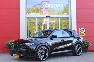Alfa Romeo Junior Elettrica VELOCE 280PK 54 kWh | SPORT PACK (SABELT SPORTSTOELEN ELEKTRISCH BEDIENBAAR OP DE BESTUURDERSSTOEL/STOEL VERWARMING/ALUMINIUM INSTAPLIJSTEN EN PEDALEN/PERFROMANCE STUURWIEL MET ALCANTARA/PERFORMANCE BODYKIT "PROGRESSO"/AMBIENT LIGHT/GETINTE ACHETRRUITEN | TECHNO PACK (LED MATRIX KOPLAMPEN/AUTOMATISCH DIMMENDE BINNENSPIEGEL/DRAADLOZE TELEFOONLADER/DODEHOEK DETECTIE/NAVIGATIE/ELEKTRISCH BEDIENBARE ACHTERKLEP/KEYLESS ENTRY/KEYLESS START/ADAPTIVE CRUISE CONTROL/ACHTERUITRIJ CAMERA) | DRAADLOZE APPLE CARPLAY/ANDROID AUTO | 20" LICHTMETALEN VELGEN "VENTI" | RODE REMKLAUWEN | DC SNELLADER | "TORSEN" SPERDIFFERENTIEEL | GROTERE REMSCHIJVEN VOOR |