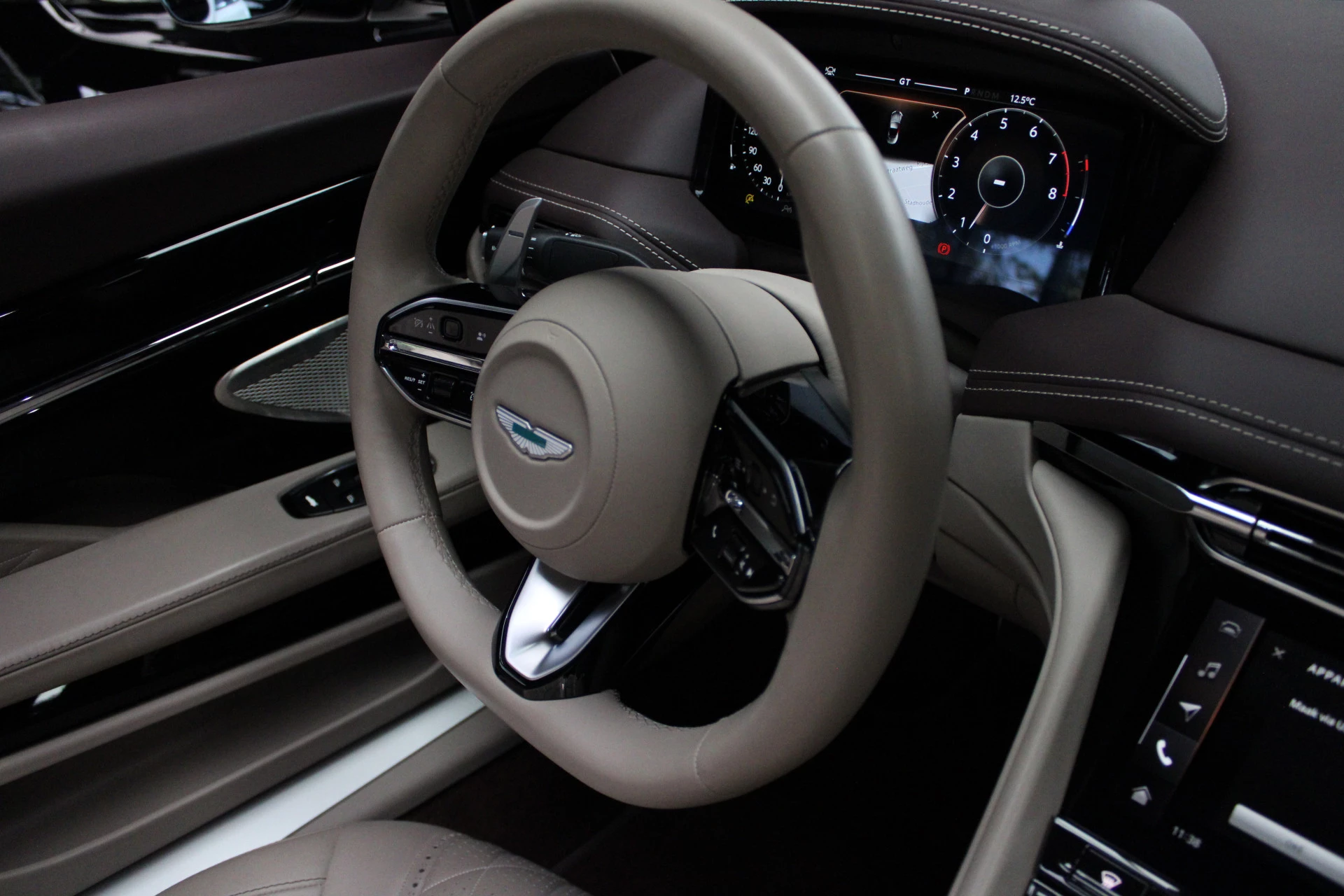 Hoofdafbeelding Aston Martin V8 Volante