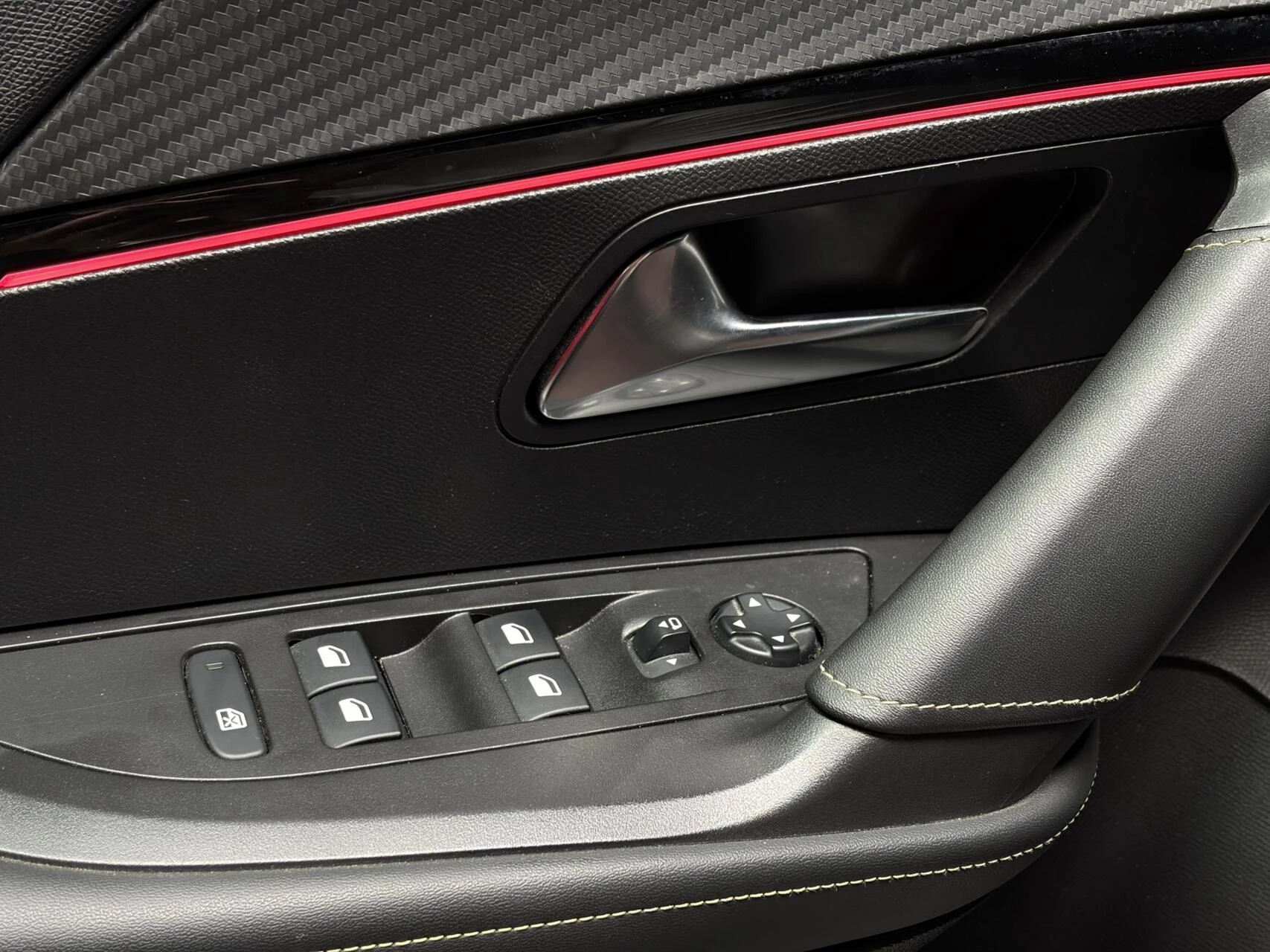 Hoofdafbeelding Peugeot e-2008