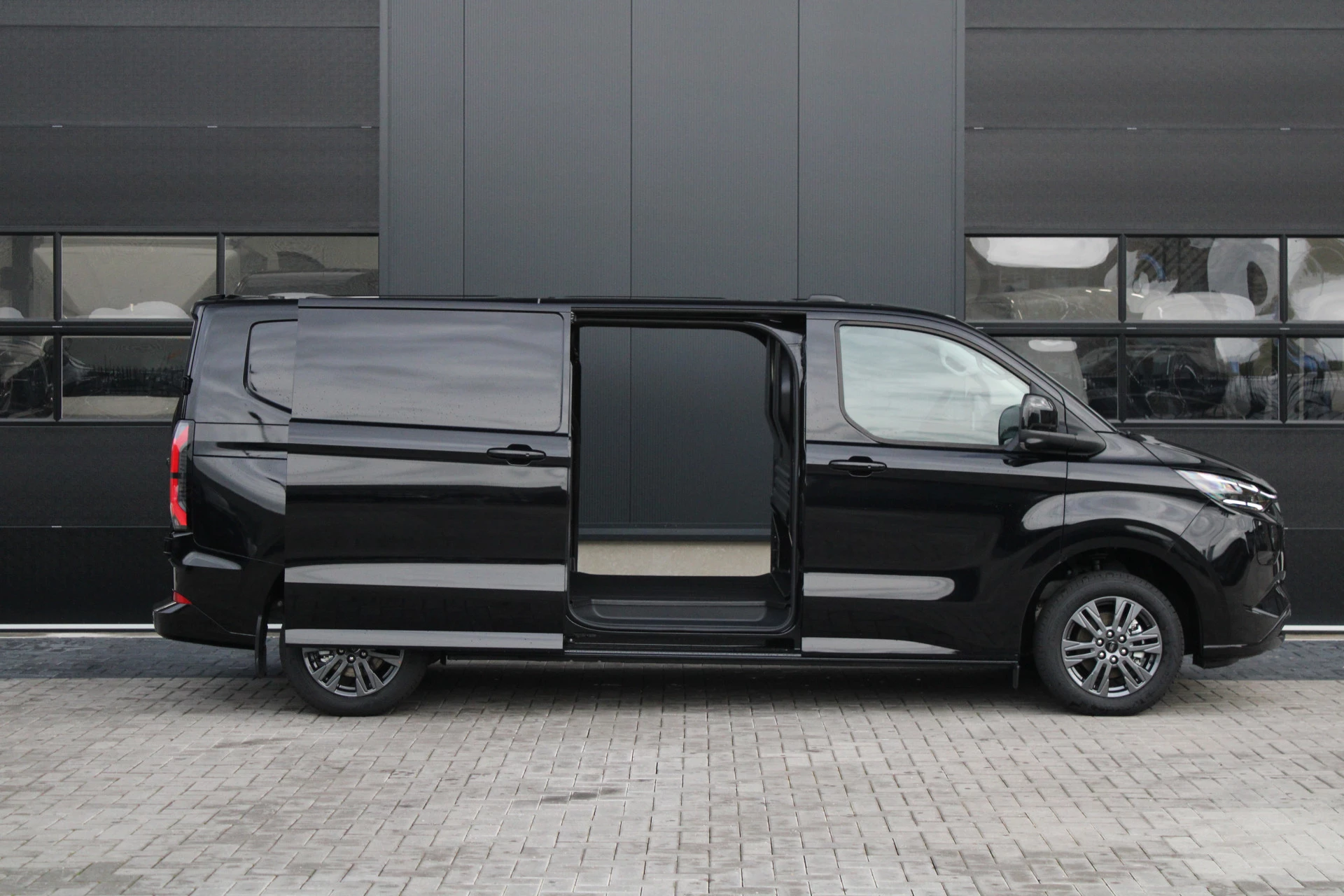 Hoofdafbeelding Ford E-Transit Custom