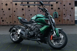Ducati Diavel V4 for Bentley | 1e Eigenaar | Origineel NL | Limited | Incl. Jas + Helm | 1 van 500 |