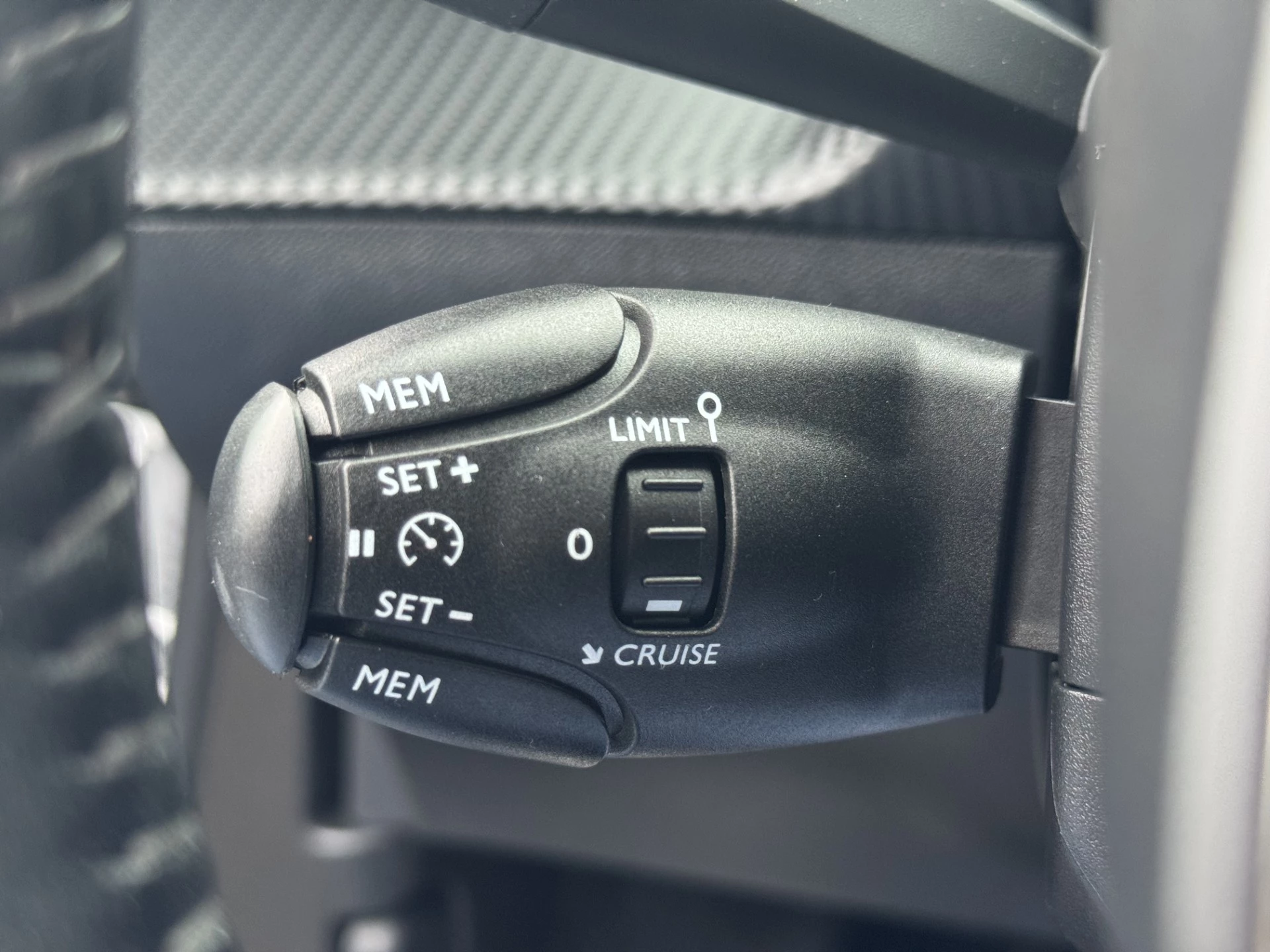 Hoofdafbeelding Peugeot e-2008