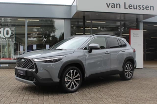 Hoofdafbeelding Toyota Corolla Cross Toyota Corolla Cross 2.0 HYBRID 200 STYLE NIEUW&DIRECT LEVERBAAR! STOELVERW. EL-ACHTERKLEP NAVI PARK-SENSOREN BLISS LED 18"LMV PRIVACY-GLASS NL-AUTO