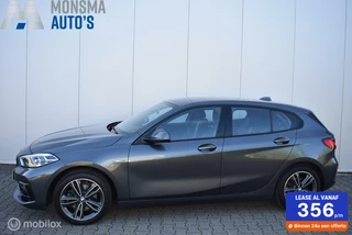 BMW 118i AUT. Sport Exe Mineralgrau M-Stuur Carplay Live Cockpit Zwarte hemel Afn. trekhaak