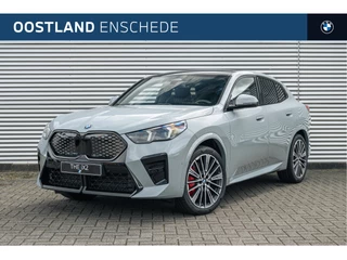 Hoofdafbeelding BMW iX2 BMW iX2 eDrive20 M Sport / Panoramadak / Sportstoelen / Adaptieve LED / Head-Up / M Adaptief onderstel / Parking Assistant Plus / Comfort Access