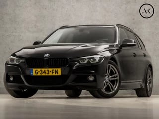 BMW 3 Serie Touring 318i M Sport Automaat (GROOT NAVI, M PAKKET, DIGITAL COCKPIT, STOELVERWARMING, LEDEREN SPORTSTOELEN, CAMERA, ZWART HEMEL, GETINT GLAS, NIEUWSTAAT)