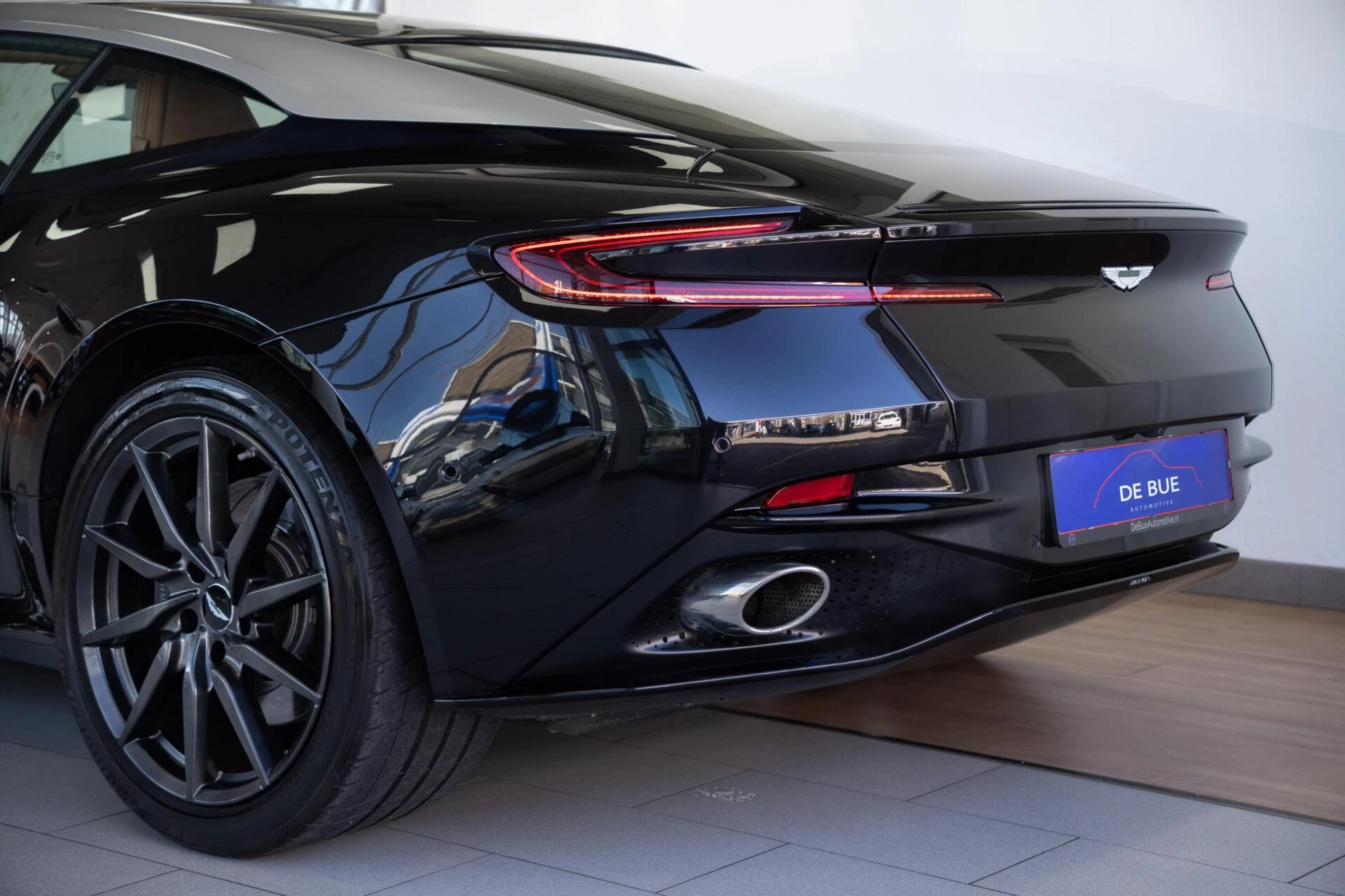 Hoofdafbeelding Aston Martin DB11