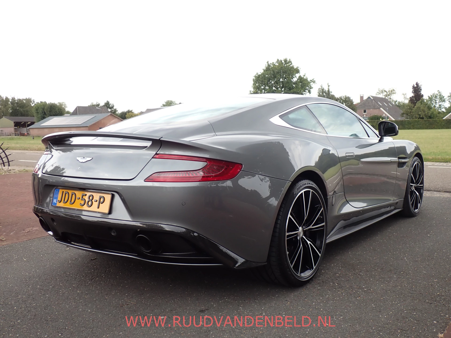 Hoofdafbeelding Aston Martin V12 Vanquish