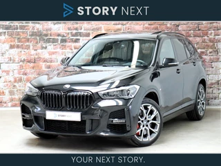 BMW X1 sDrive20i High Executive M Sport Pakket Automaat / Navigatiesysteem Plus / Panoramadak / Leder / Head-Up Display / Adaptief Onderstel / Hifi / M Sportremsysteem / 19 Inch / Stoelverwarming / Achteruitrijcamera / Apple CarPlay / Shadow Line / Stuurwiel Verwarmbaar / LED