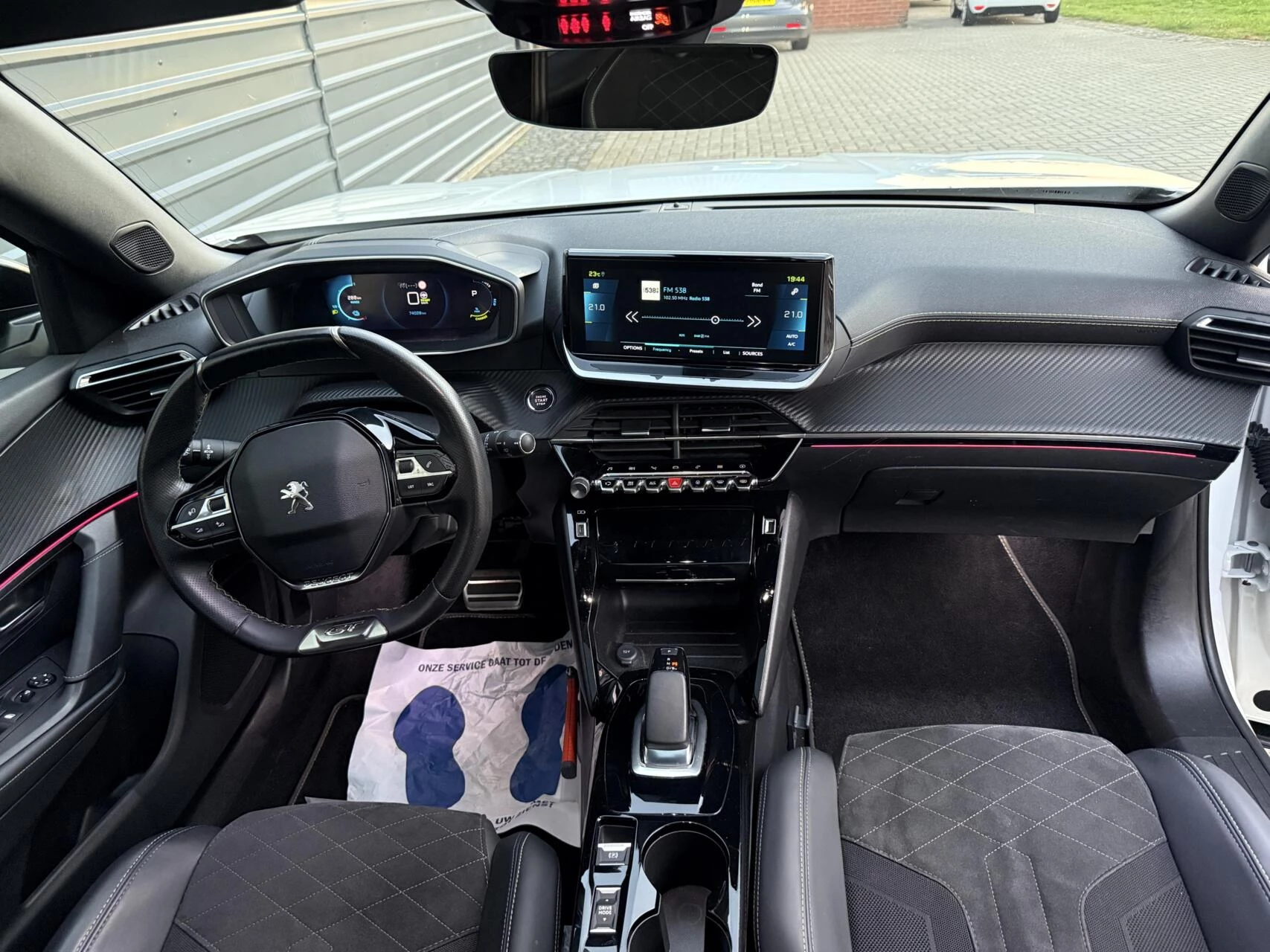 Hoofdafbeelding Peugeot e-2008