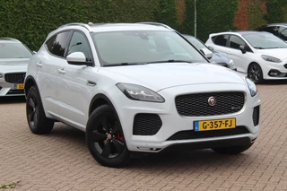 Hoofdafbeelding Jaguar E-PACE Jaguar E-PACE 2.0 P250 AWD SE / Panoramadak / Camera / Head-up / Leder / 19'' / Meridian / Memory seats / Navigatie / Dodehoek / Stoelverwarming / ACC