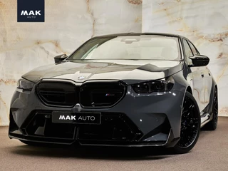 BMW M5 Limousine V8 M Hybrid, Akrapovič, M Performance, Sonderlackierung, carbon extr., tr.haak, B&W, 21", memory, stl.ventilatie, keyless, privacy