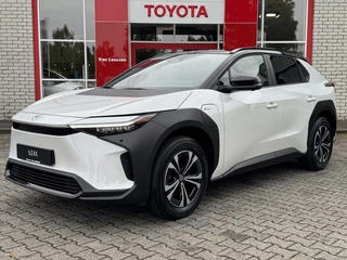 Hoofdafbeelding Toyota bZ4X Toyota bZ4X DYNAMIC 71 KWH BI-TONE NIEUW & DIRECT LEVERBAAR!!! PANO-DAK PARK-SENSOREN BLIND-SPOT 360° CAMERA WARMTEPOMP