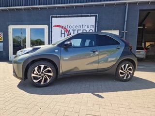 Hoofdafbeelding Toyota Aygo Toyota Aygo X 1.0 VVT-I Premium Camera Navi Apple DAB 17LM Black Line