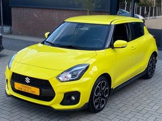 Hoofdafbeelding Suzuki Swift Suzuki Swift 1.4 Sport 140 PK NIEUWSTAAT 1e EIGENAAR FULL OPTIONS NAVI LED KEYLESS CAMERA