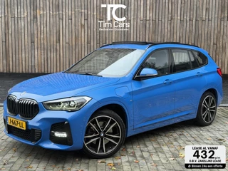BMW X1 xDrive25e M-sport Automaat | Panoramadak | Leren bekleding | Stoelverwarming | LED verlichting | Climate & cruise control | Misano Blauw metallic | Harman/Kardon HiFi | Parkeersensoren voor en achter | Achteruitrijcamera