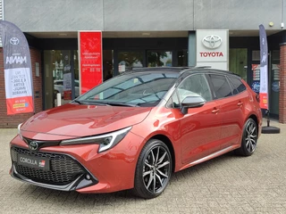 Toyota Corolla Touring Sports Hybrid 180 GR SPORT PLUS NIEUW DIRECT LEVERBAAR! SCHUIFDAK JBL-AUDIO HEAD-UP NAVI STOELVERW NAVI 18'' LM-VELGEN PARK-SENSOREN BLIND SPOT APPLE/ANDROID