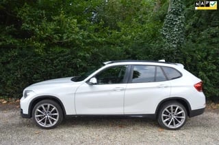 BMW X1 SDrive20i Panoramadak/leer-comfort/trekhaak/dealer onderhouden