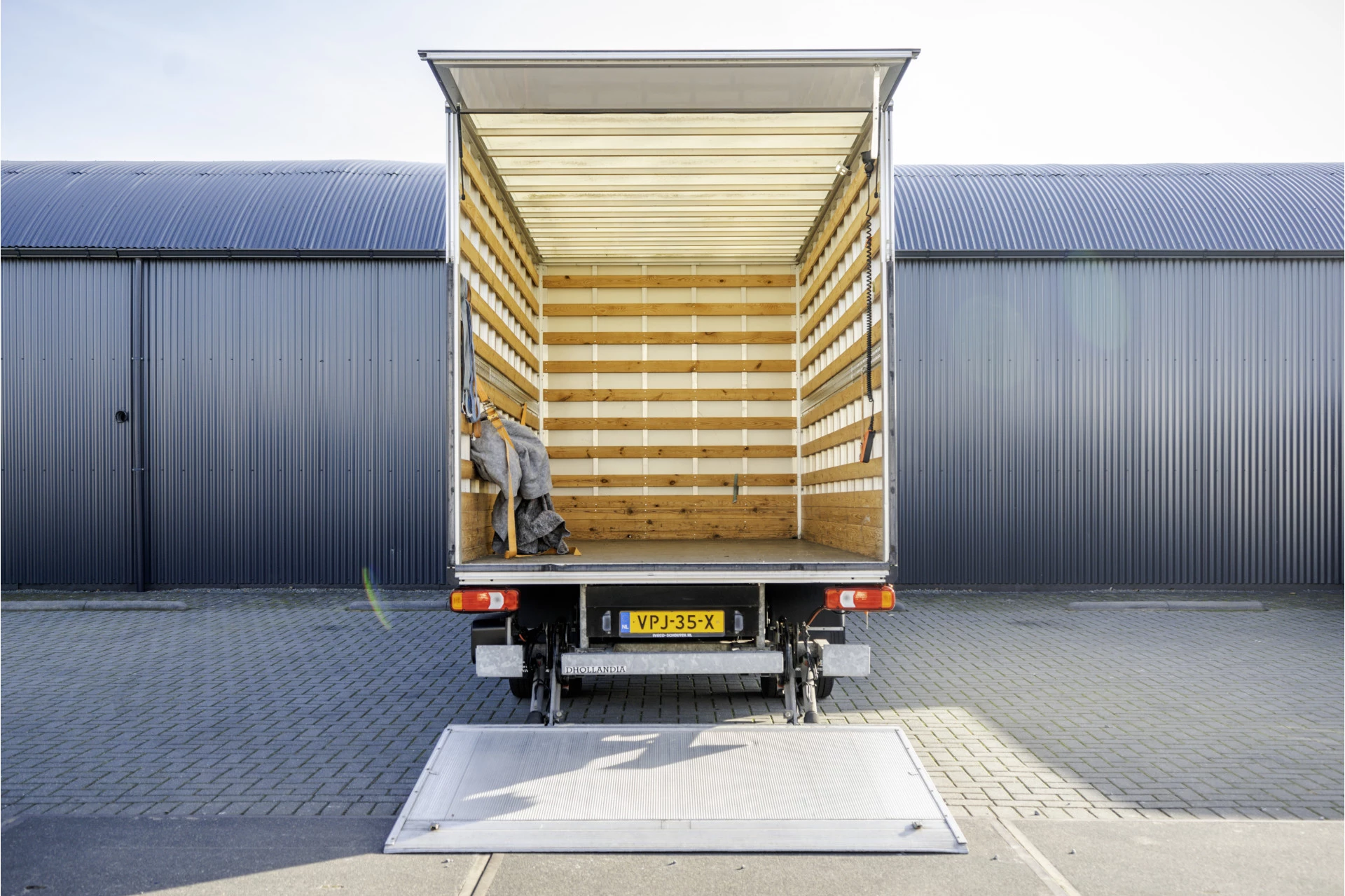 Hoofdafbeelding Iveco 35C16 | 3.0L |  Bakwagen met Laadklep | N1 | Automaat | Cruise | Navi |  3-Zits