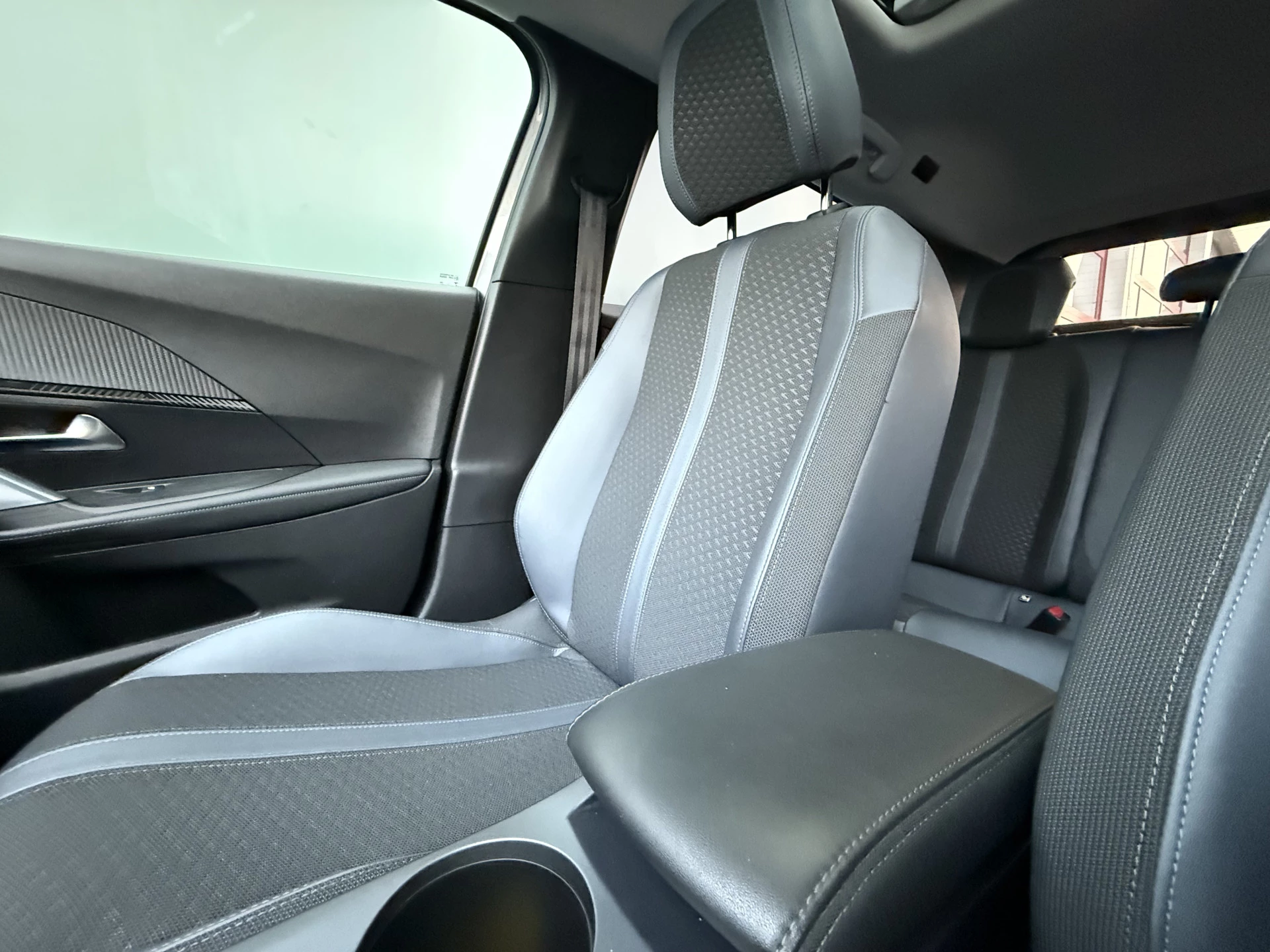 Hoofdafbeelding Peugeot e-2008