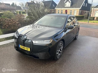 Hoofdafbeelding BMW iX BMW iX xDrive40  SPORT 77 kWh 360 CAMERA HARMAN KARDON HEAD UP DISPLAY SFEERVERLICHTING TREKHAAK!!
