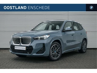 Hoofdafbeelding BMW iX1 BMW iX1 eDrive20 High Executive M Sport / Sportstoelen / M Adaptief onderstel / Comfort Access / Adaptieve LED / Parking Assistant Plus / Head-Up / Stoelverwarming