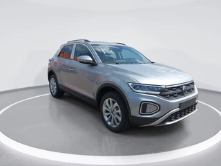 Volkswagen T-Roc Life Edition 1.5 TSI 150 pk 7 versn. DSG · Achteruitrijcamera · Parkeersensoren voor en achter ·