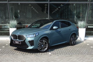 BMW iX2 eDrive20 M Sport / Panoramadak / Sportstoelen / Adaptieve LED / M Adaptief onderstel / Achteruitrijcamera / Comfort Access / Stuurverwarming