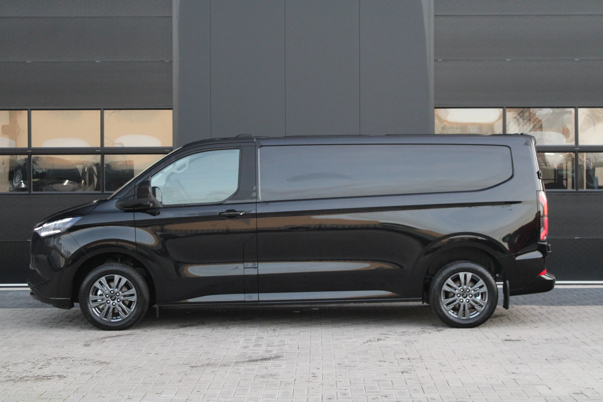 Hoofdafbeelding Ford E-Transit Custom