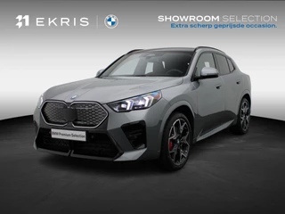BMW iX2 eDrive20 M Sportpakket Pro | Innovation Pack | Comfort Pack | Stuurwielrand Verwarmd | Comfort Access | Trekhaak | Panoramadak | Elektrisch Verstelbare Sportstoelen | Driving Assistant Plus | Head-Up Display | Harman Kardon | 20''