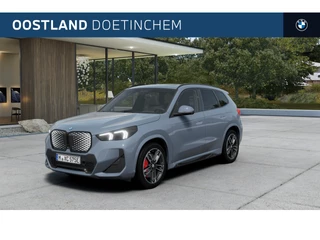 BMW iX1 eDrive20 M Sport / Panoramadak / Trekhaak / Sportstoelen / Adaptieve LED / Head-Up / Comfort Access / Stuurverwarming