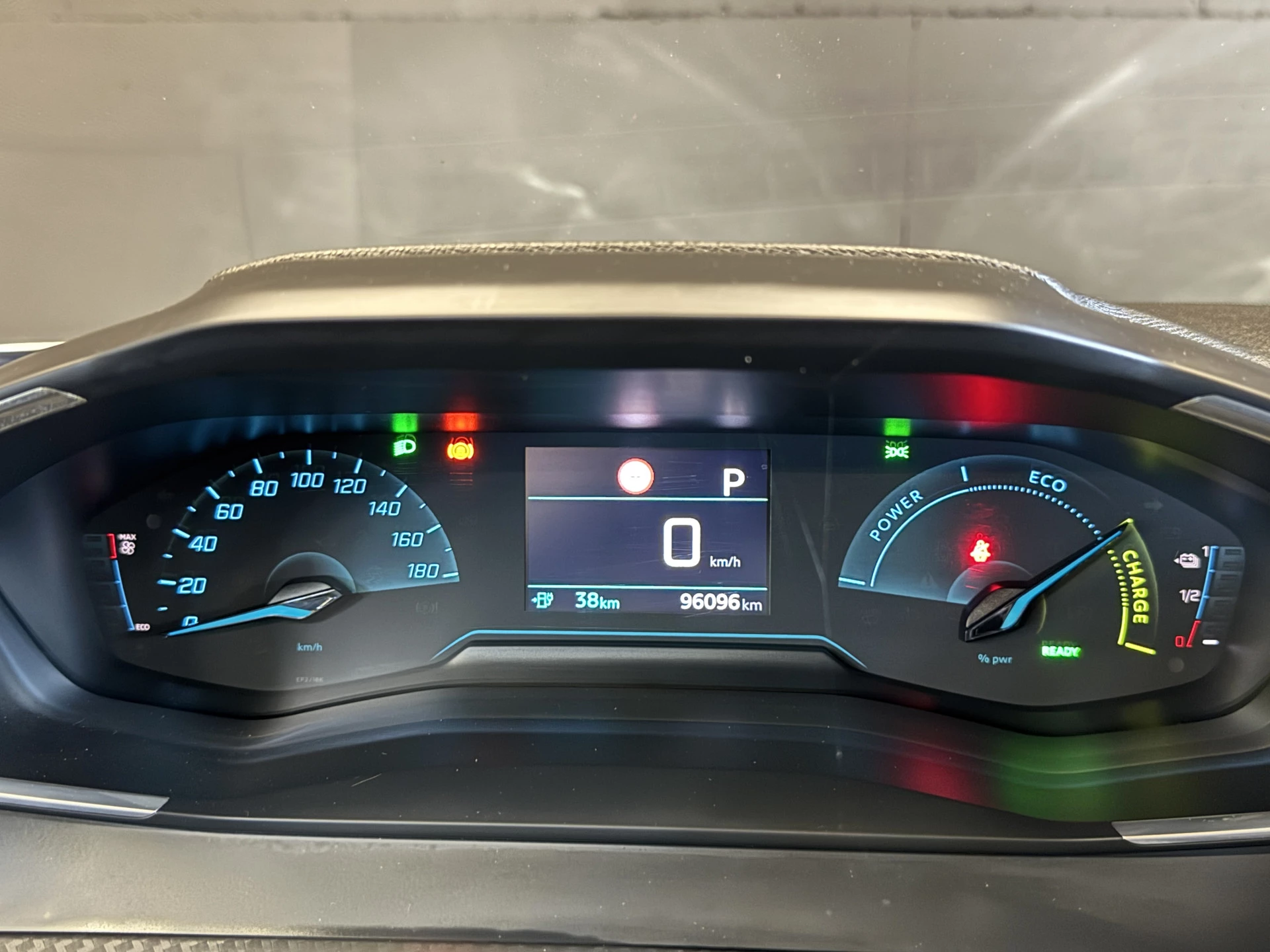Hoofdafbeelding Peugeot e-2008