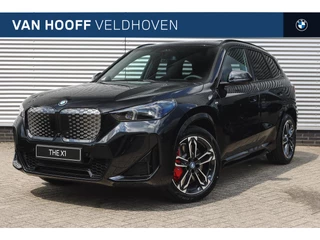 BMW iX1 eDrive20 High Executive M Sport / Panoramadak / Trekhaak / Sportstoelen / Adaptieve LED /  Adaptief onderstel / Parking Assistant Plus / Comfort Access