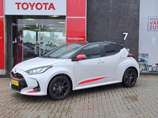 Hoofdafbeelding Toyota Yaris Toyota Yaris 1.5 HYBRID EXECUTIVE AFNEEMBARE TREKHAAK 17"LMV LED HALF-LEDER/STOELVERW. PARK-SENSOREN PRIVACY-GLASS