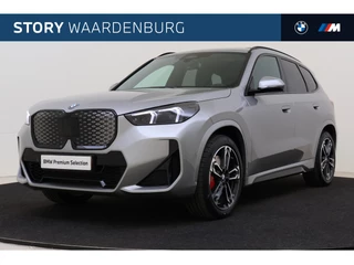 Hoofdafbeelding BMW iX1 BMW iX1 eDrive20 M Sport / Panoramadak / Trekhaak / Sportstoelen / M Adaptief onderstel / Comfort Access / Adaptieve LED / Achteruitrijcamera / Stuurverwarming