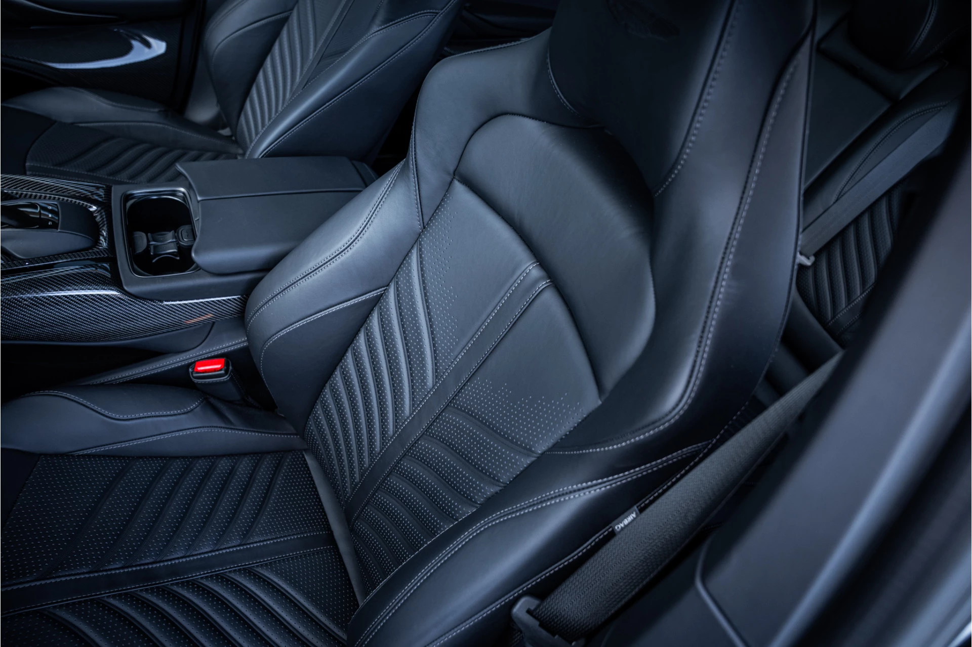 Hoofdafbeelding Aston Martin DBX