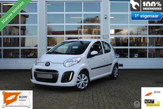Hoofdafbeelding Citroën C1 Citroen C1 1.0-12V 5-DEURS AUTOMAAT Facelift Collection Exclusive-Sport Ledverlichting Airconditioning Ledersportstuur Zwart Interieur Centrale Deurvergrendeling Elektrische Ramen Stuurbekrachtiging Toerenteller Radio/Cd/Aux 12V.-Aansl. Isofix *Nieuwe APK