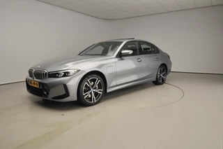 BMW 3 Serie Sedan 320e | M-Sportpakket | LED | Navigatie | Schuifdak | Sportstoelen | Shadow line | DAB | Alu 18 inch