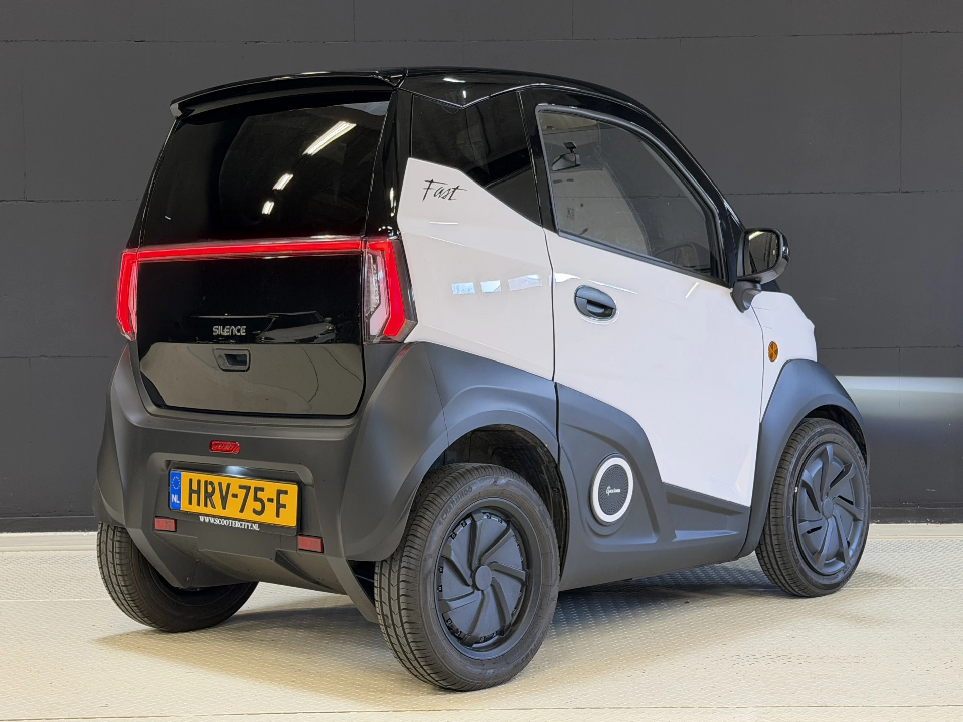 Hoofdafbeelding Silence S04