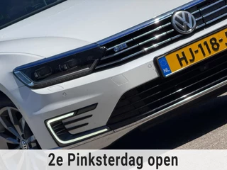 Volkswagen Passat Variant 1.4 TSI GTE Highline Executive - Oryx Parelmoer - Panorama/18" Monterey