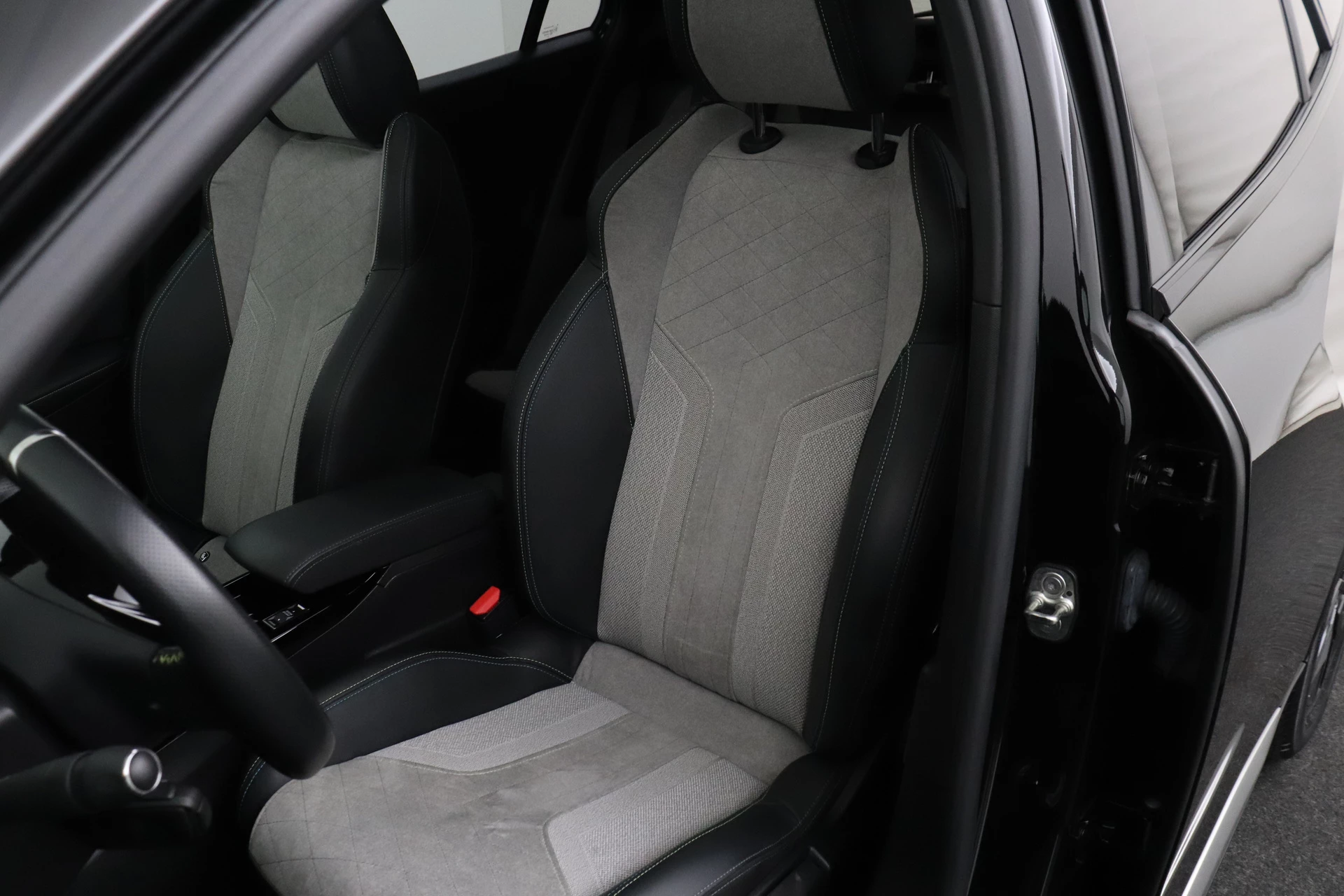 Hoofdafbeelding Peugeot e-2008