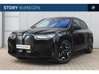 BMW iX xDrive40 / Sportpakket / Panoramadak Sky Lounge / Trekhaak/ Laserlight / Multifunctionele Stoelen / Parking Assistant Plus / Stoelventilatie