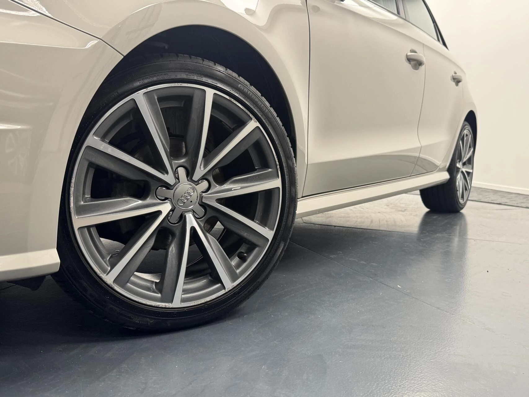 Hoofdafbeelding Audi 1.0 TFSi S-Line Airco-Navigatie-Cr.contr-Lm17''velgen