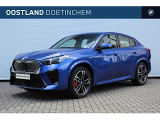 BMW iX2 xDrive30 M Sport / Sportstoelen / Comfort Access / Head-Up / Adaptieve LED / Stoelverwarming / Parking Assistant Plus